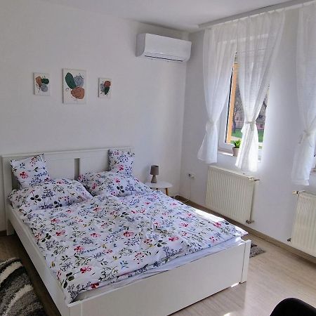 Appartamento Cili Apartman Eger Esterno foto