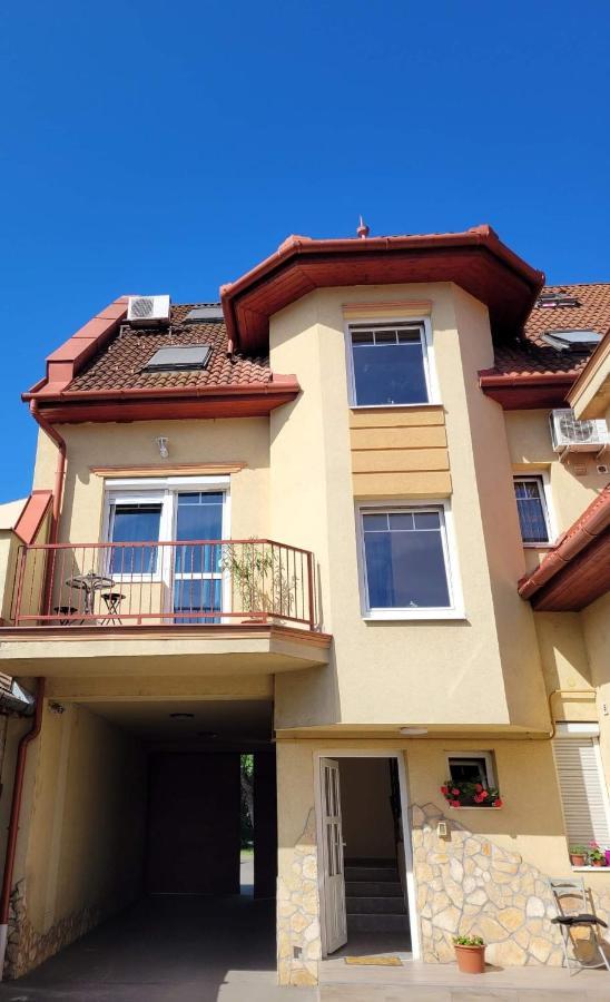 Appartamento Cili Apartman Eger Esterno foto