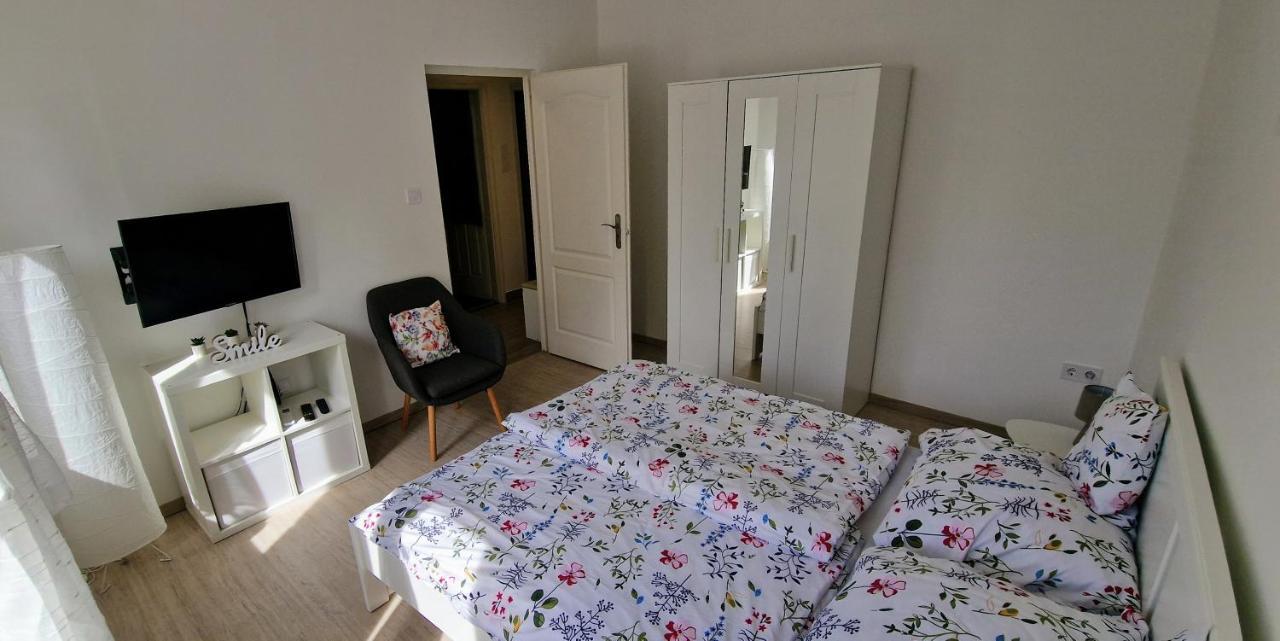Appartamento Cili Apartman Eger Esterno foto
